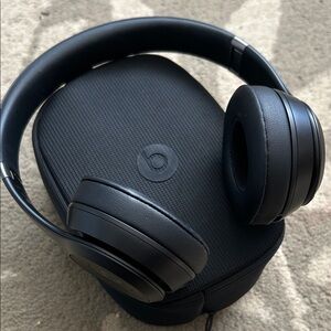 Beats Solo 4 Bluetooth wireless on-ear headphones  *no charging cable